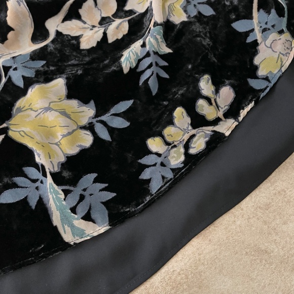 DR2 Top Black Floral Embellished V-Neck Sleeveless Velvet - Size M - Picture 5 of 12